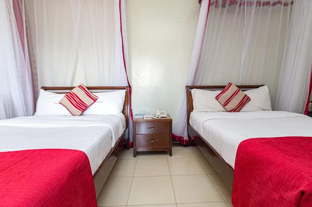 غرفة بسريرين منفصلين بشرفة، Desmond Tutu Guest House 1/8