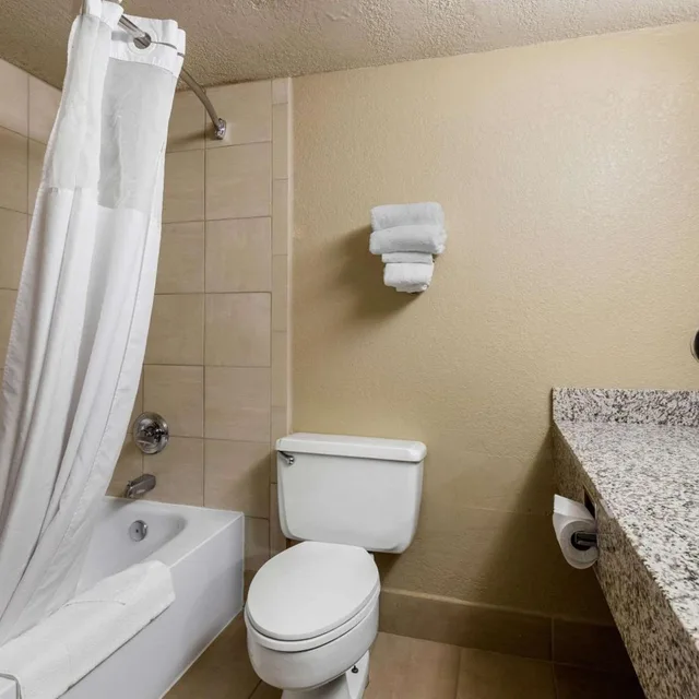 Room, King Bed, Queen Bed, Quality Inn & Suites Des Moines - Merle Hay Road 3/4