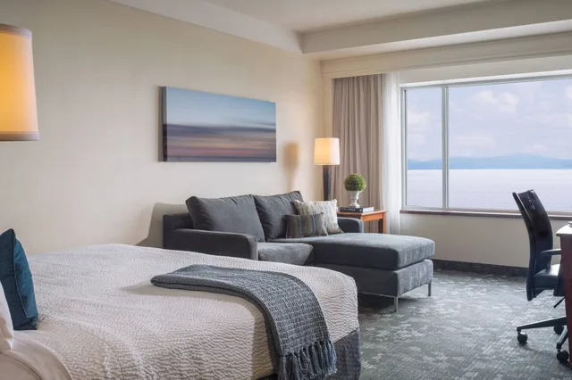 غرفة بسرير كينج بإطلالة، Courtyard Marriott Burlington Harbor 1/1