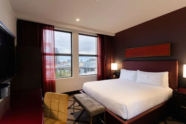 غرفة ركنية بسرير كينج بإطلالة على المدينة، The Exchange Sacramento, Curio Collection by Hilton 1/3