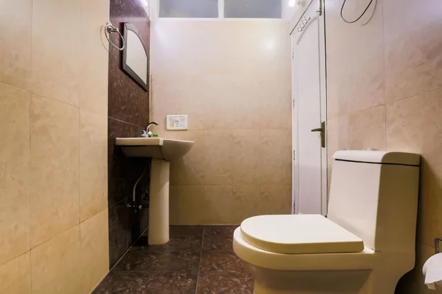 غرفة بريميوم بسرير كوين، FabExpress Hemkunt Mansion 8/8