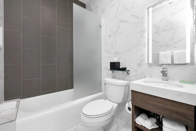 Suite, King Bed, Sofa, Hotel 32One 2/5