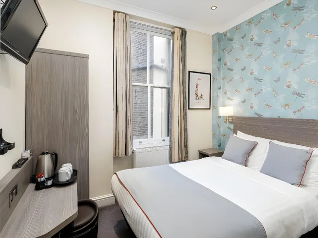 Standard, 2 Double Beds, OYO Bakers Hotel London Victoria 1/1