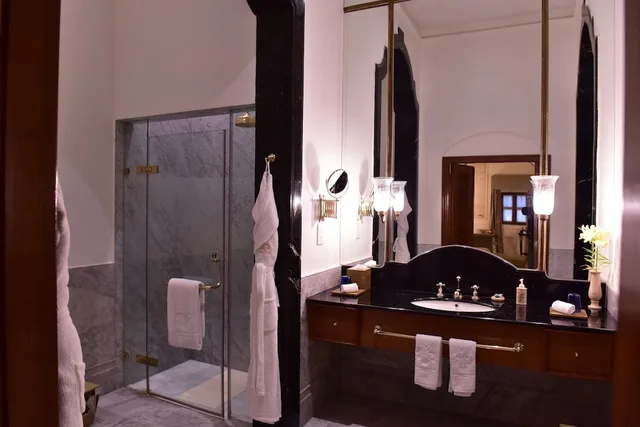 جناح ملكي بسرير كينج بإطلالة على الحديقة، TAJ FALAKNUMA PALACE 1/1