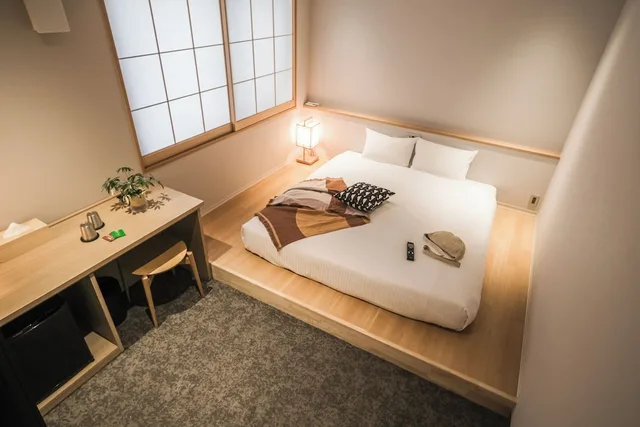 Signature, Studio, Queen Bed, WAYFARER Gojo 3/5
