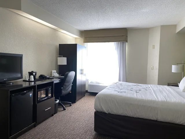 غرفة بسرير كوين لذوي الإعاقة، Spark by Hilton Louisville Airport 1/3