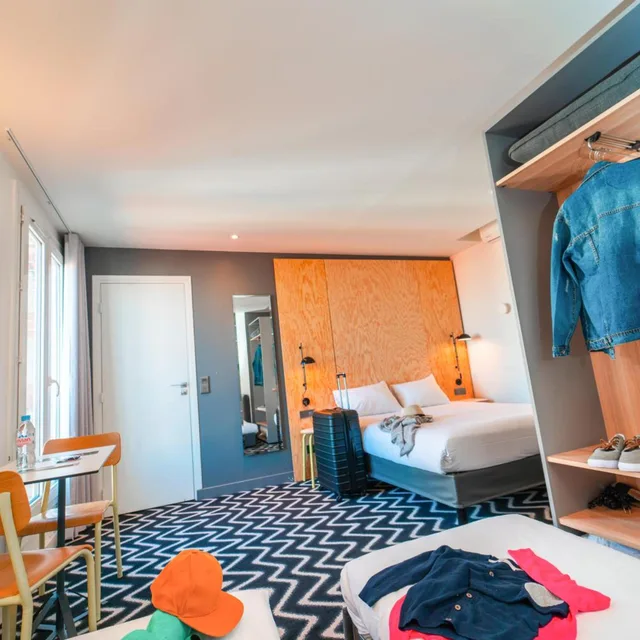 جناح بسرير مزدوج وسريرين منفصلين مع أريكة، Ibis Styles Paris Place d Italie Bute aux Cailles 1/6