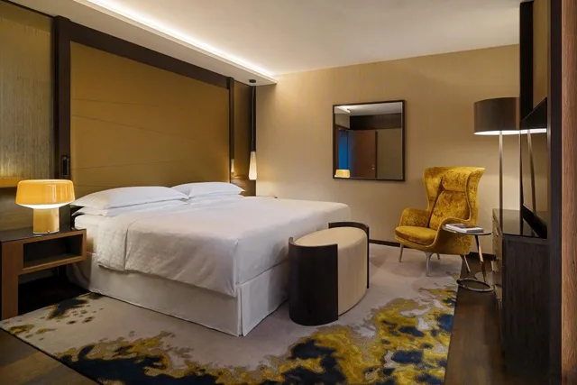 جناح رئاسي بسرير كينج بشرفة مع دخول صالة النادي، Sheraton Grand Tbilisi Metechi Palace 4/9