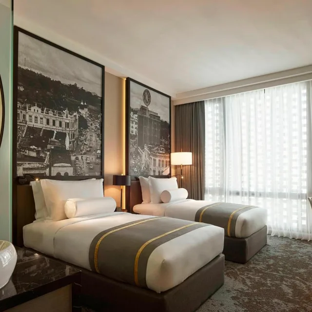 غرفة ديلوكس بسريرين منفصلين بإطلالة على المدينة، Hotel Stripes Kuala Lumpur Autograph Collection 1/6