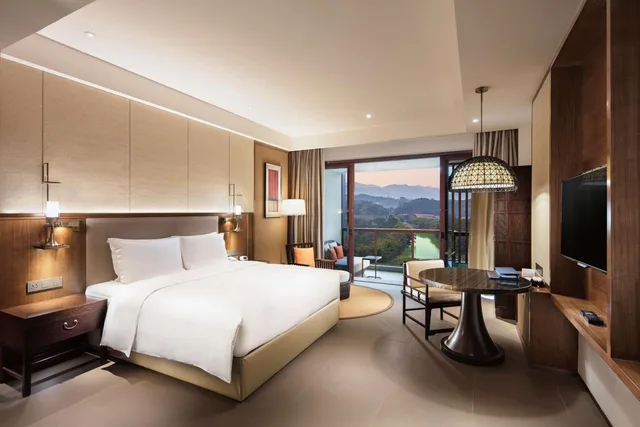 غرفة ديلوكس بسرير كينج بإطلالة على الجبل، Hilton Longmen Huizhou 1/3