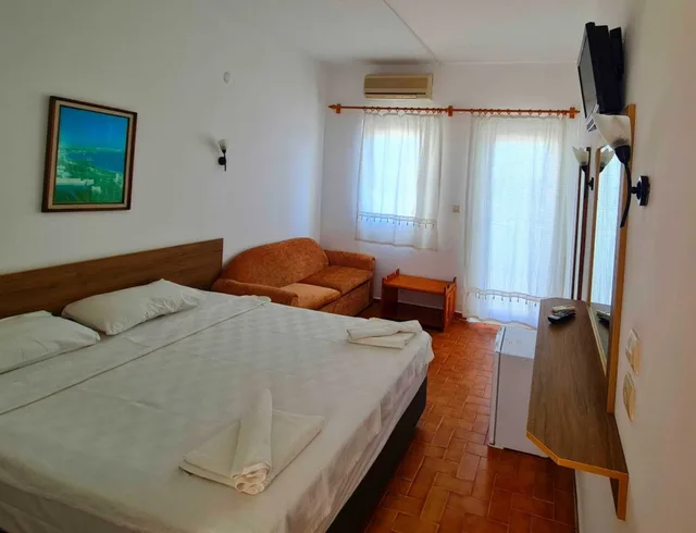 غرفة قياسية بسريرين منفصلين بإطلالة على البحر بشرفة، Nagi Beach Hotel 2/2