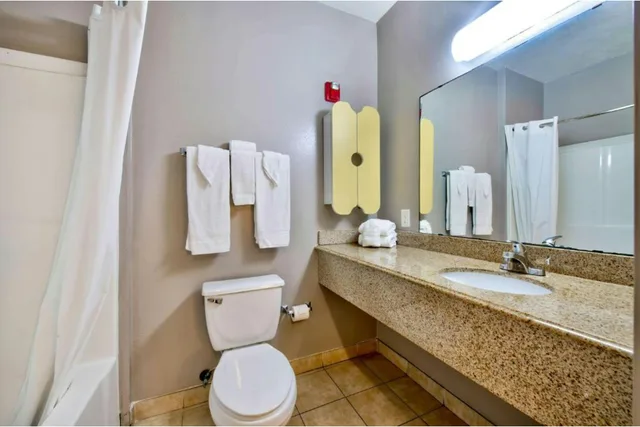 غرفة بسريرين مزدوجين بمطبخ للمدخنين، OYO Townhouse Beaumont Medical Center Area I-10 3/4