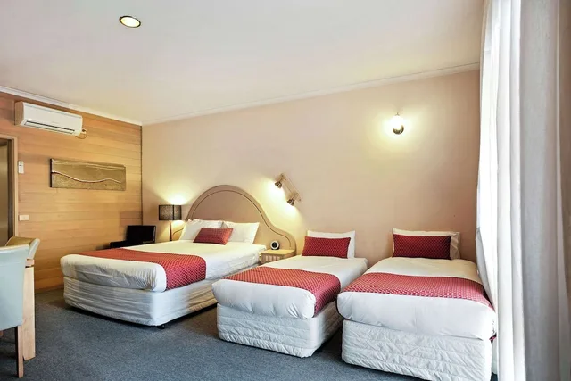 غرفة قياسية بسرير مزدوج وسريرين منفصلين في الطابق الأرضي، Quality Inn Colonial 1/8