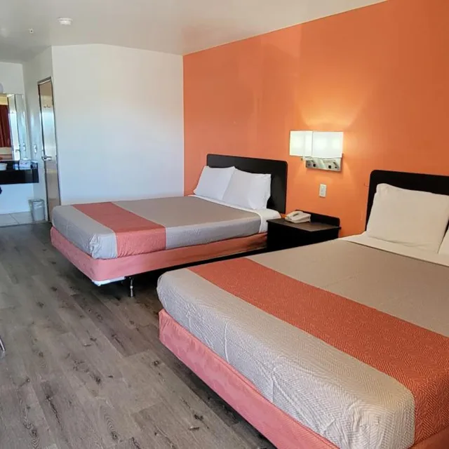 غرفة بسريرين كوين للمدخنين، Motel6 Santa Nella, CA - Los Banos 5/10