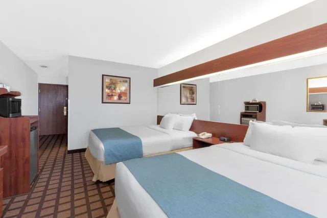 غرفة بسريرين كوين، Microtel Inn Suites by Wyndham Rapid City 1/3