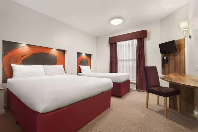 غرفة بسرير مزدوج وسرير فردي، Ramada by Wyndham London Stansted Airport 1/6