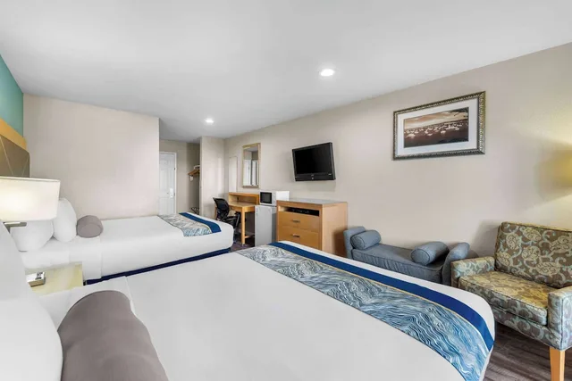 Business, 2 Queen Beds, Ocean View, Howard Johnson By Wyndham Santa Cruz Beach Boardwalk 2/7