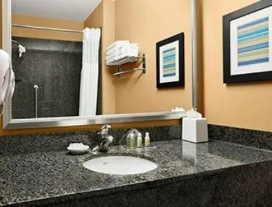 جناح بسريرين كوين بغرفة نوم واحدة مع أريكة، Holiday Inn And Suites Scottsdale North Airpark Ex Wingate By Wyndham Scottsdale 8/8