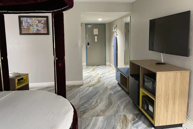 Room, Queen Bed, Days Inn by Wyndham Jersey City / NYC Area 3/6