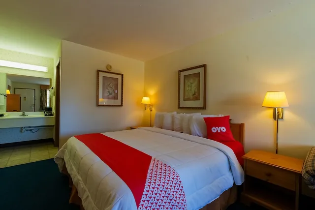 غرفة بسرير كينج، Hotel O Eureka Springs - Christ of Ozark Area 6/10