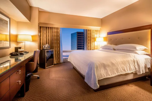 غرفة تنفيذية بسرير كينج مع أريكة، Sheraton Indianapolis Hotel at Keystone Crossing 3/8