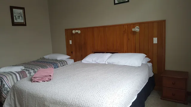 Suite, 1 Double and 1 Single Bed, Queen Bed, Annex, Ariki Backpackers 4/10