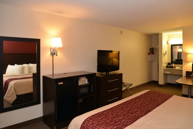 Superior, King Bed, Accessible, Red Roof Inn Cookeville - Tennessee Tech 4/6