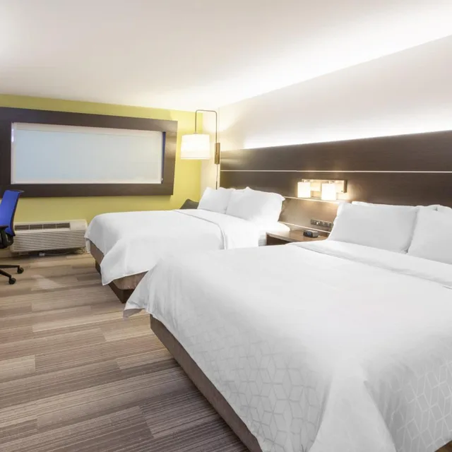 Standard, Queen Bed, Sofa, Holiday Inn Express Suites Grand Rapids Airport South 3/9
