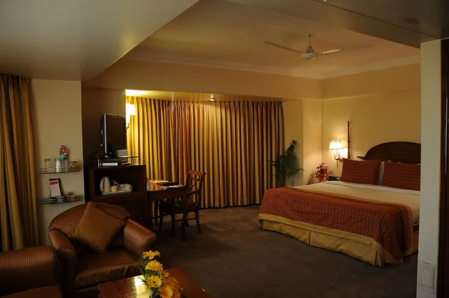 غرفة بريميوم بسرير فردي بإطلالة جزئية على البحر، Ramada Plaza Palm Grove 3/8