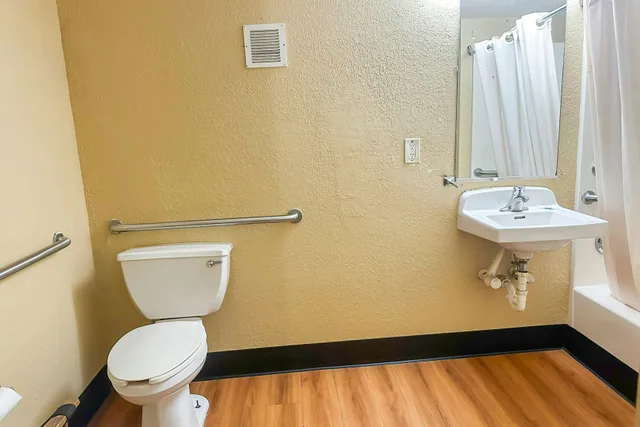 غرفة بسرير كينج للمدخنين، OYO Hotel Mobile AL I-65 at Airport Blvd 6/7
