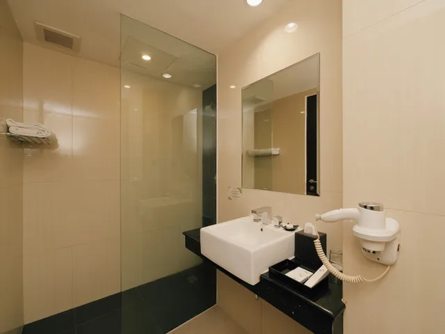 غرفة سوبيريور بسرير مزدوج بإطلالة على المدينة، Swiss-Belhotel Waterfront Makassar 3/4