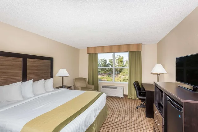 غرفة بسرير كينج بغرفة نوم واحدة لذوي الإعاقة، Baymont by Wyndham Fort Myers Airport 1/3