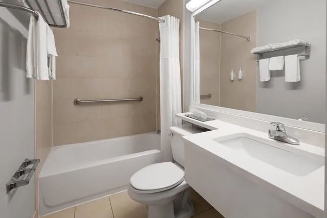 غرفة قياسية بسرير كوين، Microtel Inn Suites By Wyndham Albany Airport 7/9