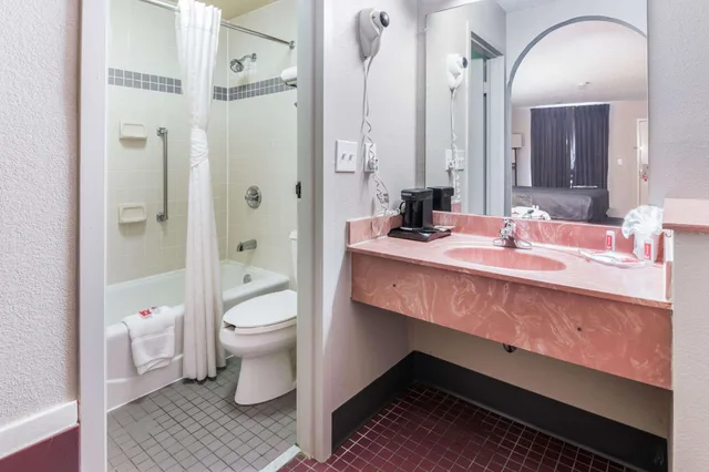 غرفة قياسية بسرير كينج مع أريكة للمدخنين، Econo Lodge Gainesville Downtown Area 3/6