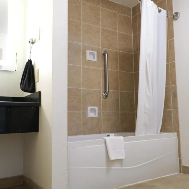 غرفة بسرير كينج بحوض استحمام لذوي الإعاقة، Ramada By Wyndham Del Rio 5/6