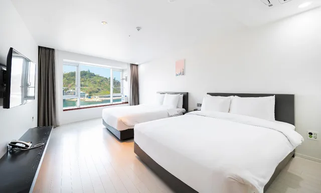 غرفة عائلية بسريرين مزدوجين بإطلالة جزئية على البحر، Hotel Haven 1/1