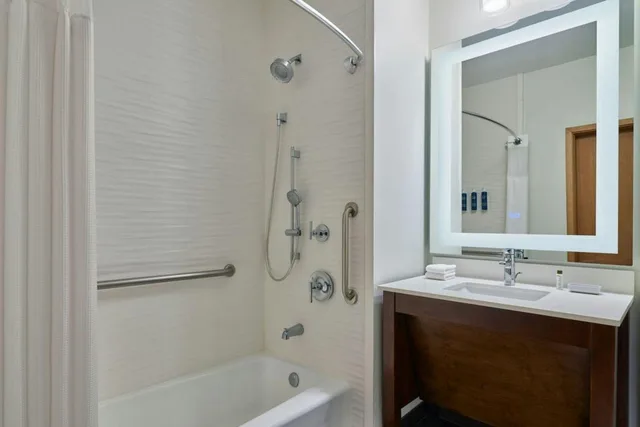 Newly Designed, Guest Room, 2 Queen Beds، FOUR POINTS BY SHERATON HOUSTON INTERCONTINENTAL AIRPORT 3/4