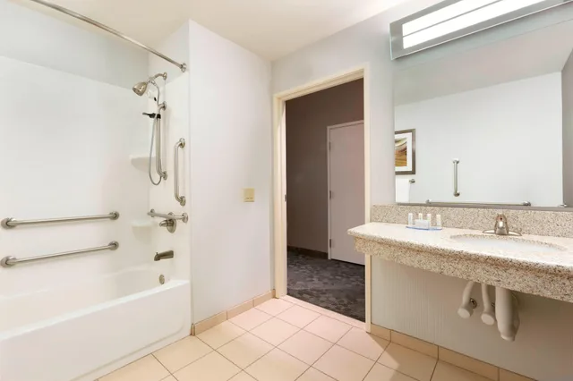 غرفة بسرير كينج مع أريكة، Courtyard Kalamazoo Portage 2/4