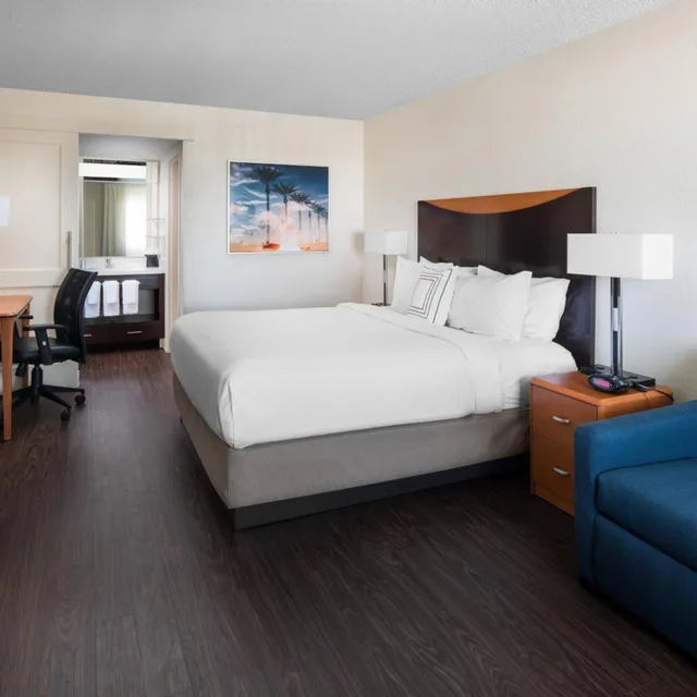 غرفة بسرير كينج في طابق منخفض لذوي الإعاقة، Fairfield Inn By Marriott Anaheim Resort 1/10