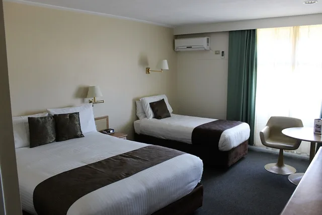 غرفة ثلاثية بسرير كوين وسرير فردي، Hospitality Inn Geraldton SureStay Collection by Best Western 3/9