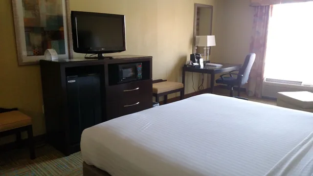 جناح بسرير كينج بمنطقة جلوس، Holiday Inn Express Hotel And Suites Perry 5/6