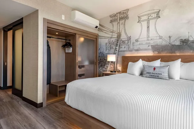 Upgrade, King Bed، Cambria Hotel Portland Downtown Old Port 1/1