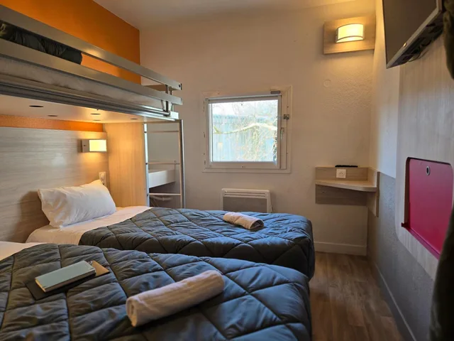 غرفة بسريرين منفصلين وسرير بطابقين، Hotel Premiere Classe Lyon East - Beynost 2/10
