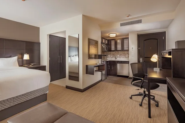 جناح استوديو بسرير كوين بمطبخ بحوض استحمام، Staybridge Suites Irapuato 1/3