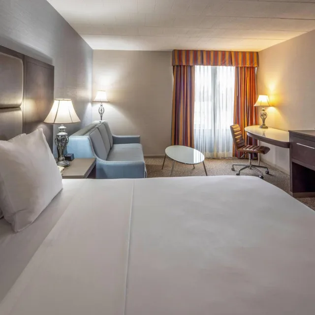 Standard, King Bed, Radisson Hotel Hauppauge-Long Island 2/3