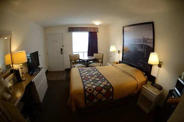 Drive Up, Queen Bed, Ground Floor, Accessible، Days Inn by Wyndham Taber 2/5