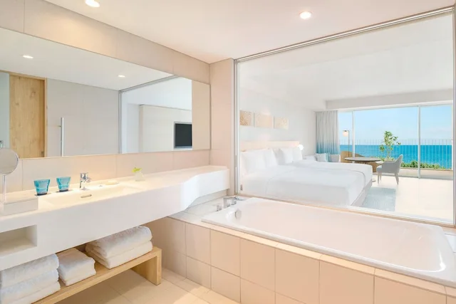 غرفة بسريرين مزدوجين بإطلالة على البحر، IRAPH SUI, a Luxury Collection Hotel, Miyako Okinawa 4/5