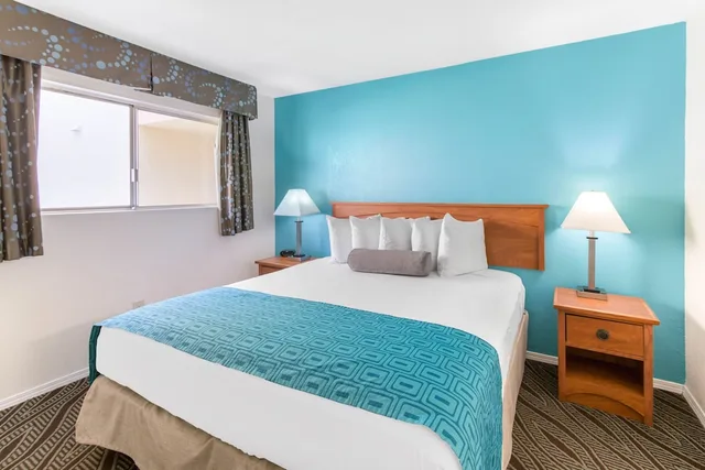 جناح استوديو بسرير كينج مع أريكة لذوي الإعاقة، Howard Johnson Suites by Wyndham San Diego Chula Vista/BayFt 2/4