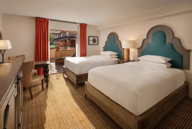 غرفة بسريرين مزدوجين بشرفة، Royal Palms Resort And Spa In the Unbound Collection By Hyatt Formerly Royal Palms Resort And Spa 3/9