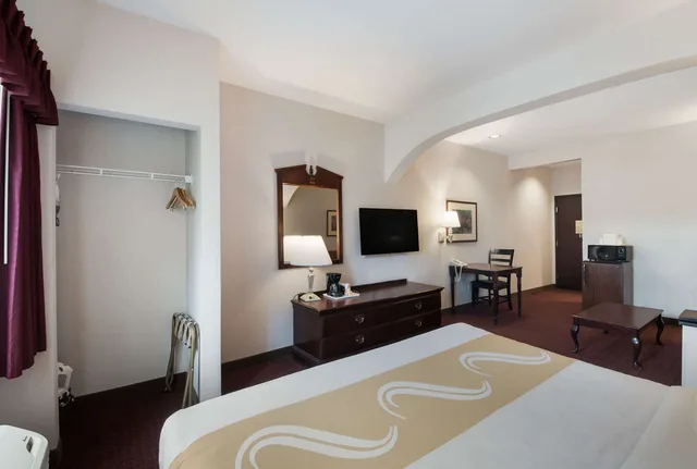 جناح بسرير كينج، Quality Inn Grand Suites Bellingham 2/4